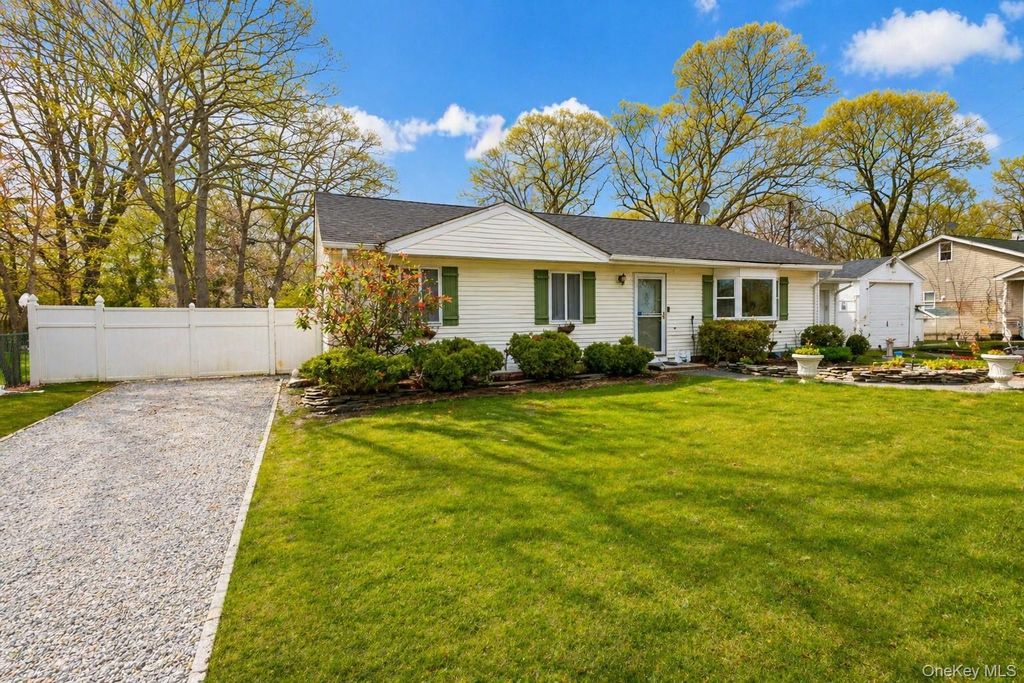 11 Seaford Road, Mastic Beach, NY 11951