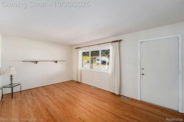 34309 Rosslyn Street, Westland, MI 48185