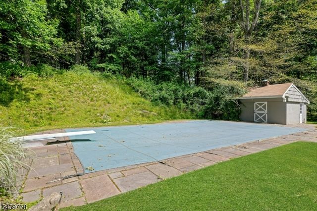 29 Dogwood Dr, Chester Twp., NJ 07930