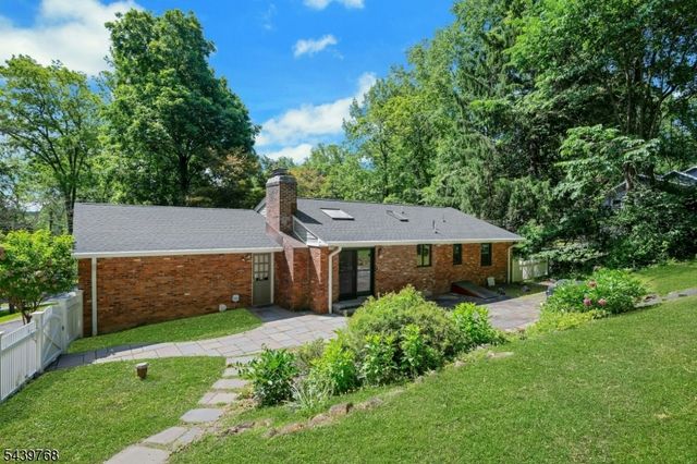 29 Dogwood Dr, Chester Twp., NJ 07930
