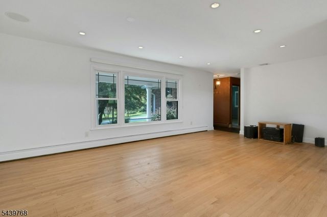 29 Dogwood Dr, Chester Twp., NJ 07930