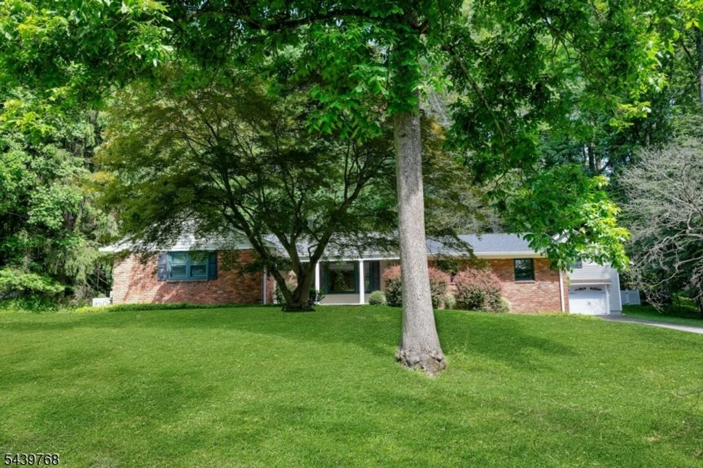 29 Dogwood Dr, Chester Twp., NJ 07930