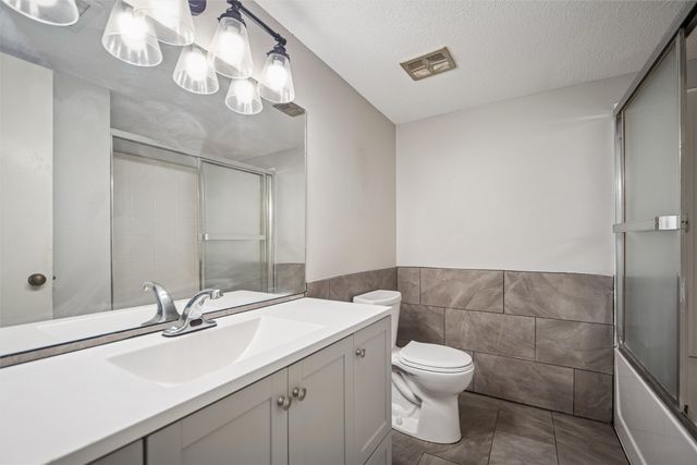 9523 University Avenue 9, Clive, IA 50325