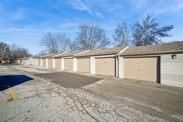 9523 University Avenue 9, Clive, IA 50325