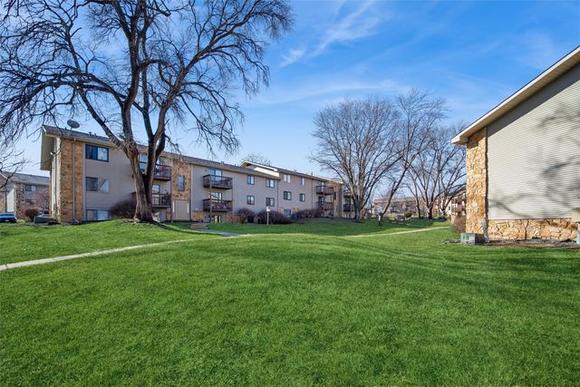 9523 University Avenue 9, Clive, IA 50325