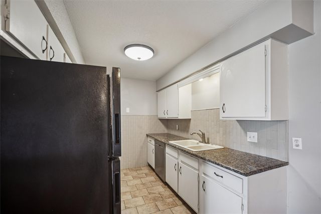 9523 University Avenue 9, Clive, IA 50325