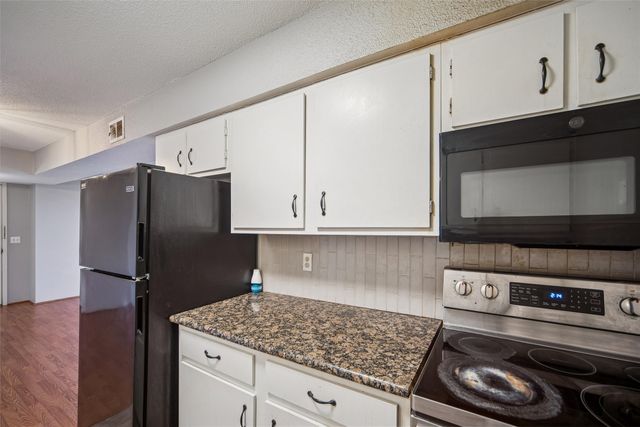 9523 University Avenue 9, Clive, IA 50325