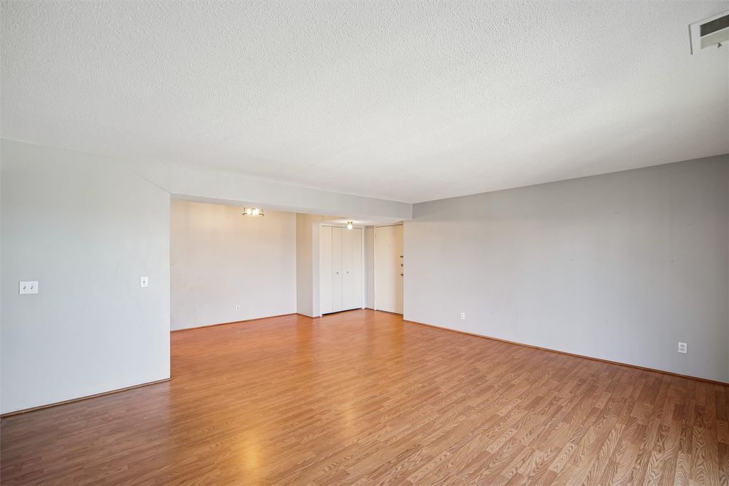 9523 University Avenue 9, Clive, IA 50325