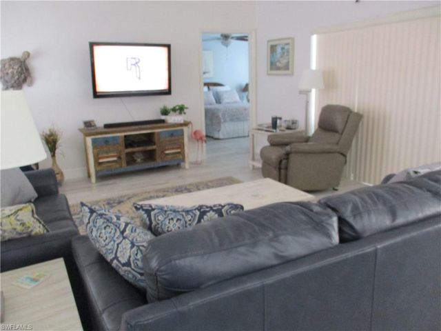 613 SE 2nd TER, Cape Coral, FL 33990