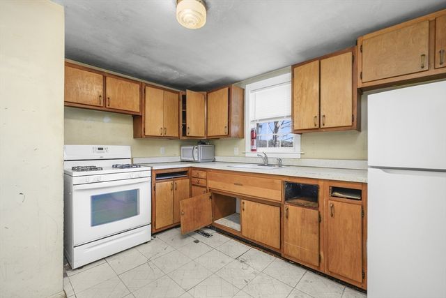 22 Longfellow Dr, Barnstable, MA 02632