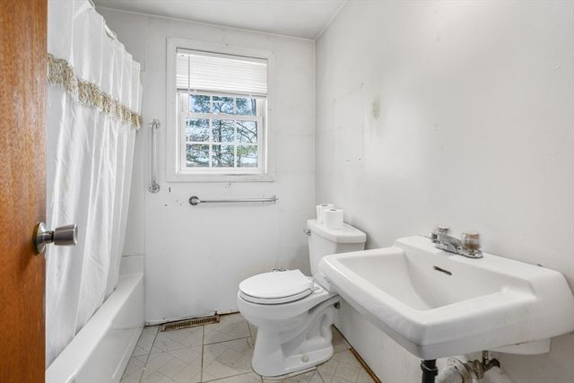 22 Longfellow Dr, Barnstable, MA 02632