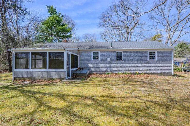 22 Longfellow Dr, Barnstable, MA 02632