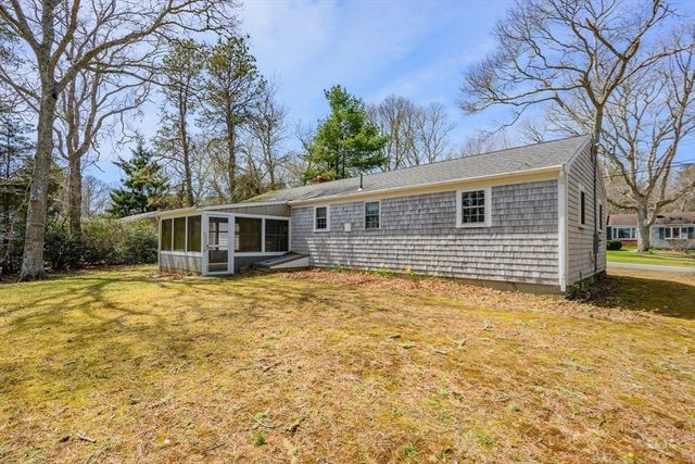 22 Longfellow Dr, Barnstable, MA 02632