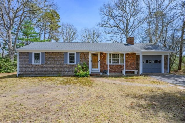22 Longfellow Dr, Barnstable, MA 02632