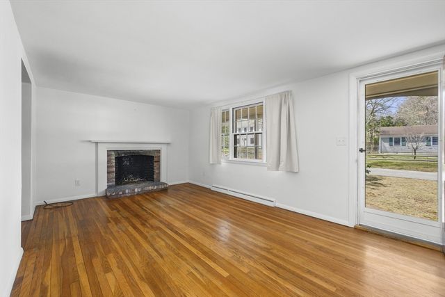 22 Longfellow Dr, Barnstable, MA 02632