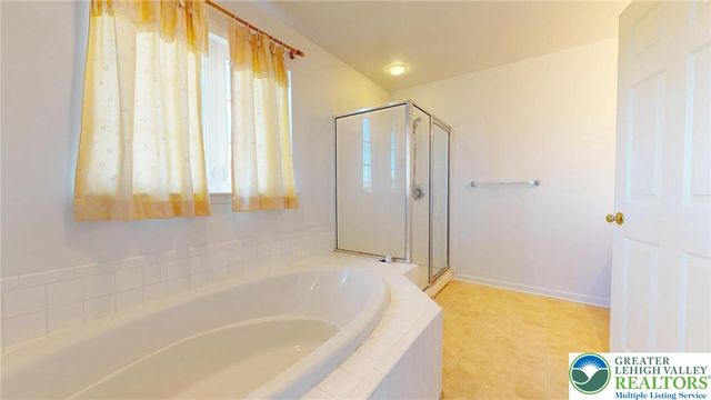 4039 Tournament Court, Upper Saucon Twp, PA 18034