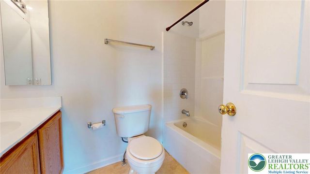 4039 Tournament Court, Upper Saucon Twp, PA 18034