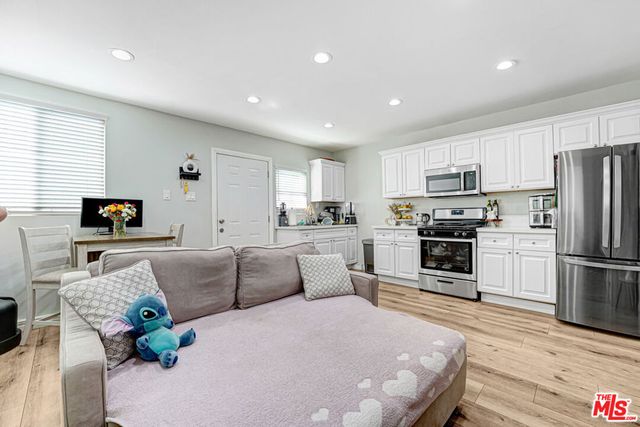 6659 Zelzah Avenue, Reseda, CA 91335