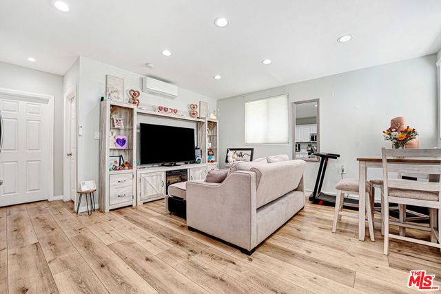 6659 Zelzah Avenue, Reseda, CA 91335