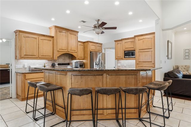 803 Buena Vista Dr, Rockport, TX 78382
