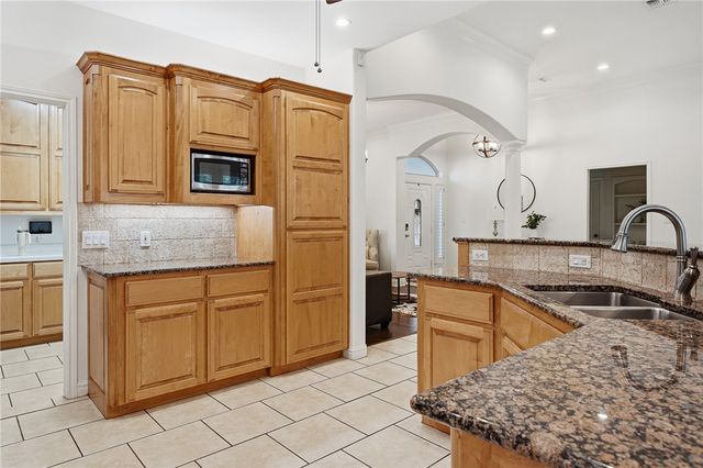 803 Buena Vista Dr, Rockport, TX 78382