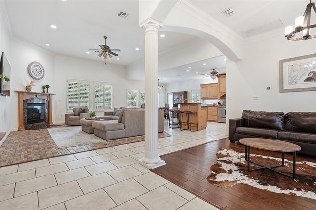 803 Buena Vista Dr, Rockport, TX 78382