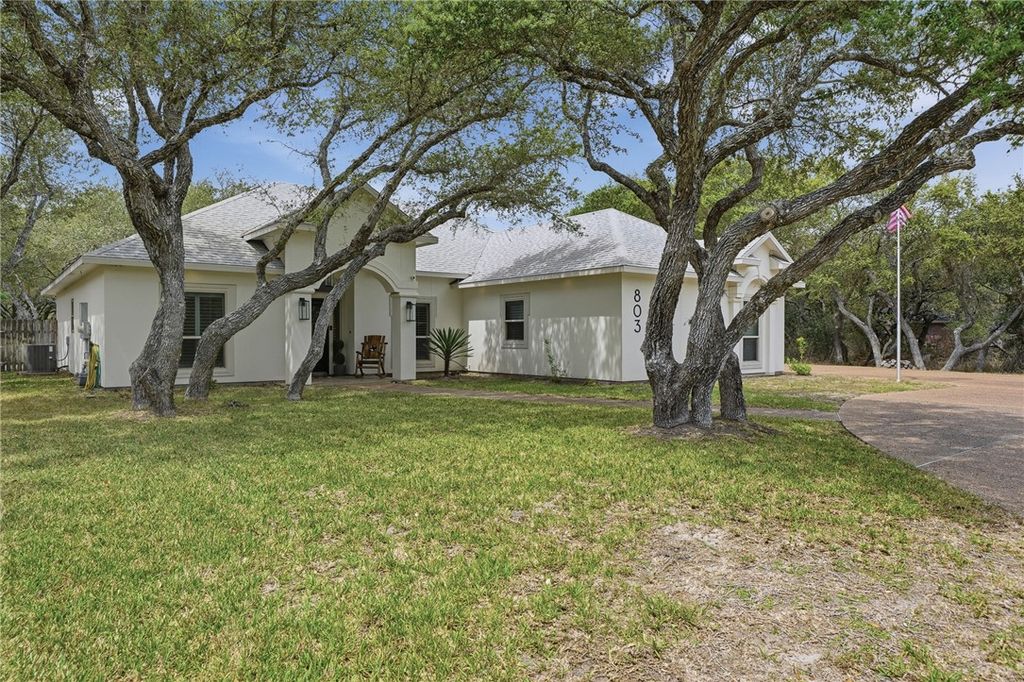 803 Buena Vista Dr, Rockport, TX 78382
