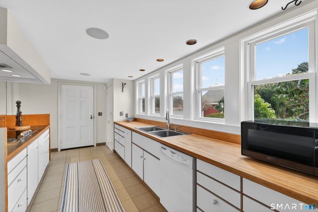 39 Vineyard Place, Guilford, CT 06437