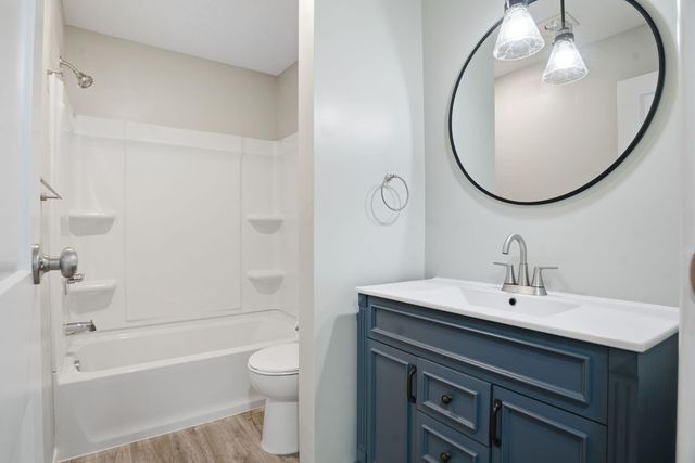 10211 Cedar Lake Road 208, Minnetonka, MN 55305