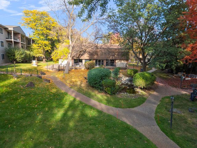 10211 Cedar Lake Road 208, Minnetonka, MN 55305