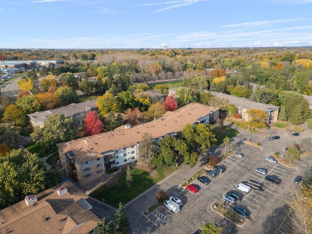 10211 Cedar Lake Road 208, Minnetonka, MN 55305