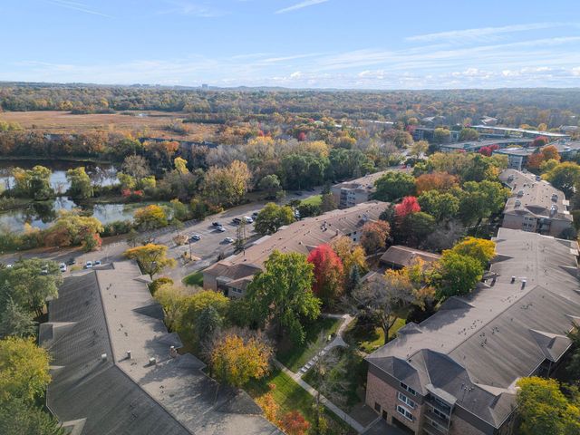 10211 Cedar Lake Road 208, Minnetonka, MN 55305