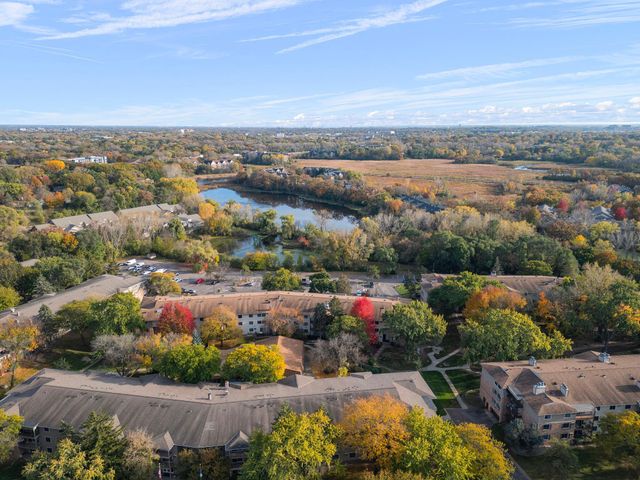 10211 Cedar Lake Road 208, Minnetonka, MN 55305