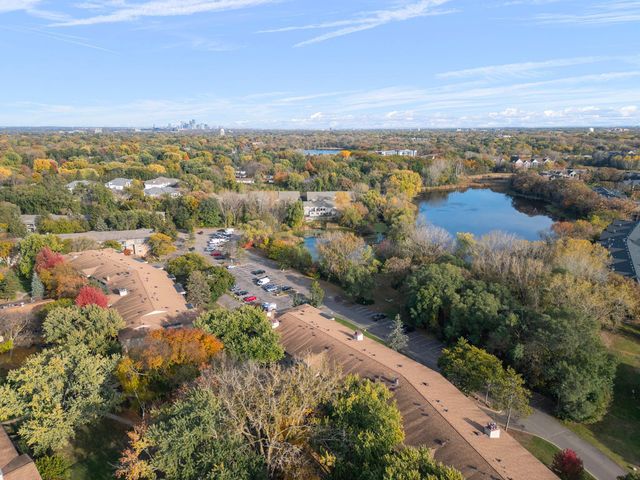 10211 Cedar Lake Road 208, Minnetonka, MN 55305