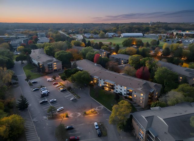 10211 Cedar Lake Road 208, Minnetonka, MN 55305