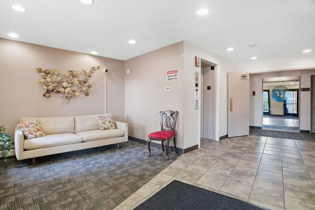 10211 Cedar Lake Road 208, Minnetonka, MN 55305