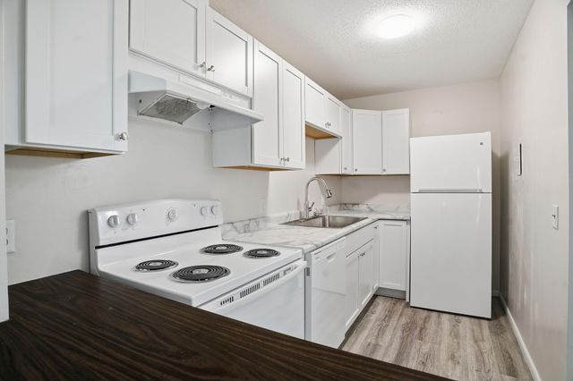 10211 Cedar Lake Road 208, Minnetonka, MN 55305