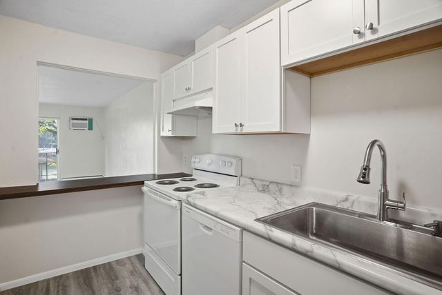 10211 Cedar Lake Road 208, Minnetonka, MN 55305