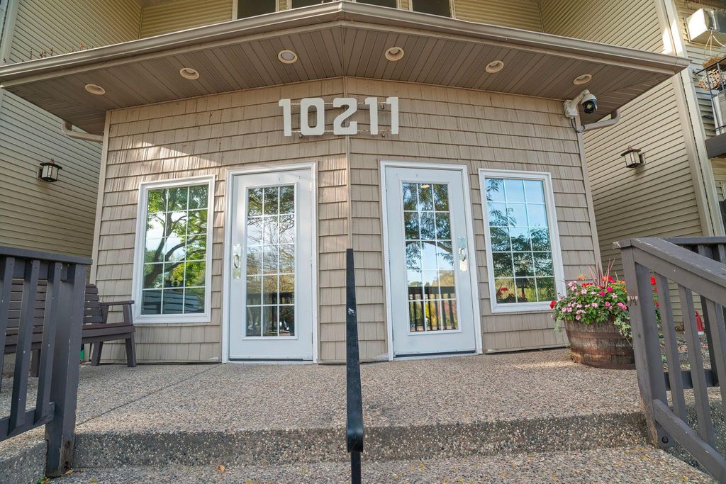 10211 Cedar Lake Road 208, Minnetonka, MN 55305