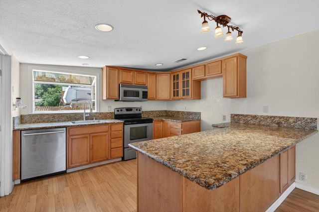 6521 6th St, Rio Linda, CA 95673