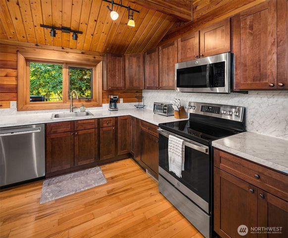 211 E Church Point Drive, Shelton, WA 98584
