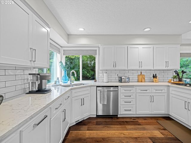 17985 SAINT CLAIR Dr, Lake Oswego, OR 97034