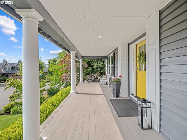 17985 SAINT CLAIR Dr, Lake Oswego, OR 97034