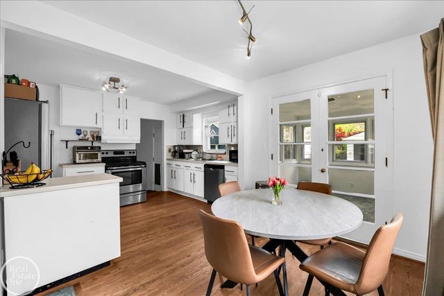 2313 Stanhope Street, Grosse Pointe Woods, MI 48236