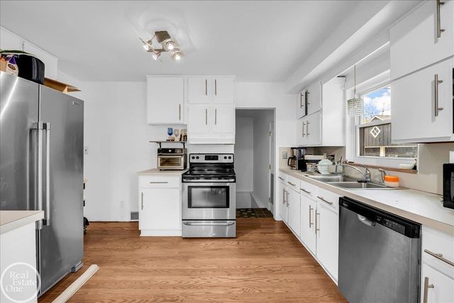 2313 Stanhope Street, Grosse Pointe Woods, MI 48236