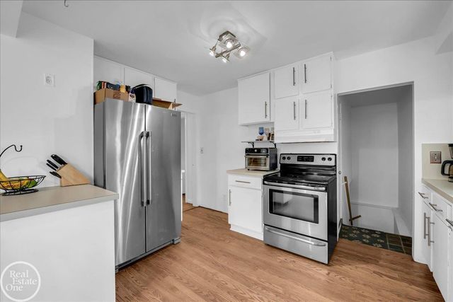 2313 Stanhope Street, Grosse Pointe Woods, MI 48236