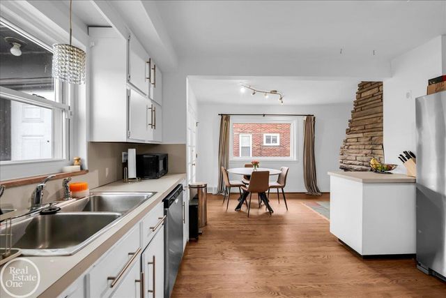 2313 Stanhope Street, Grosse Pointe Woods, MI 48236
