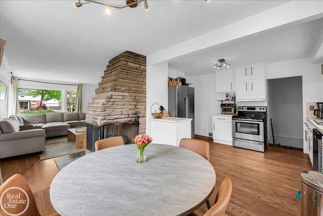 2313 Stanhope Street, Grosse Pointe Woods, MI 48236