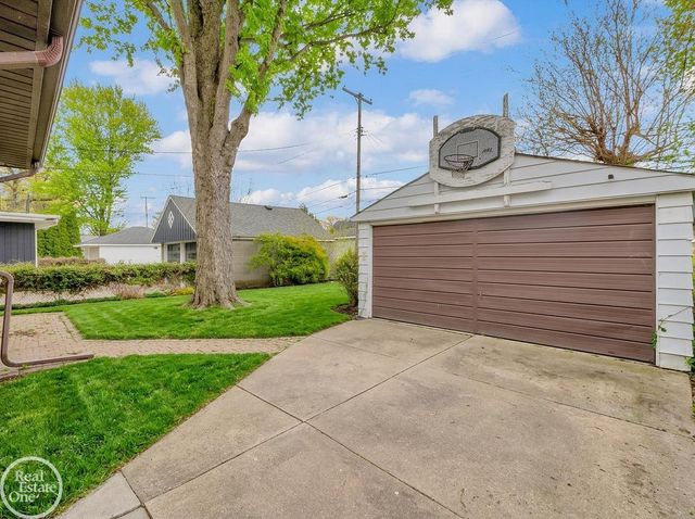 2313 Stanhope Street, Grosse Pointe Woods, MI 48236