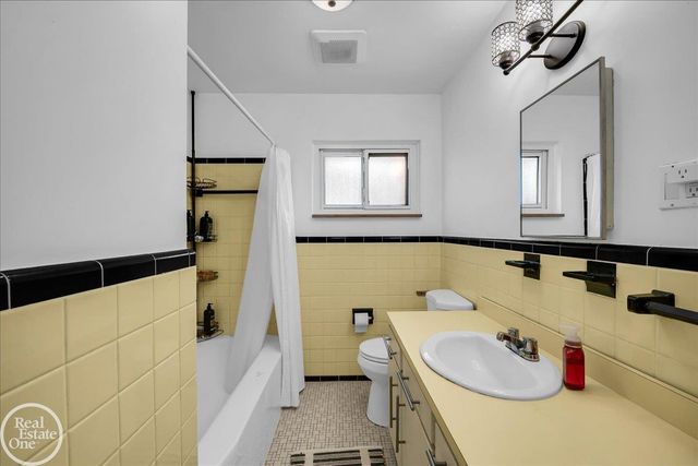 2313 Stanhope Street, Grosse Pointe Woods, MI 48236